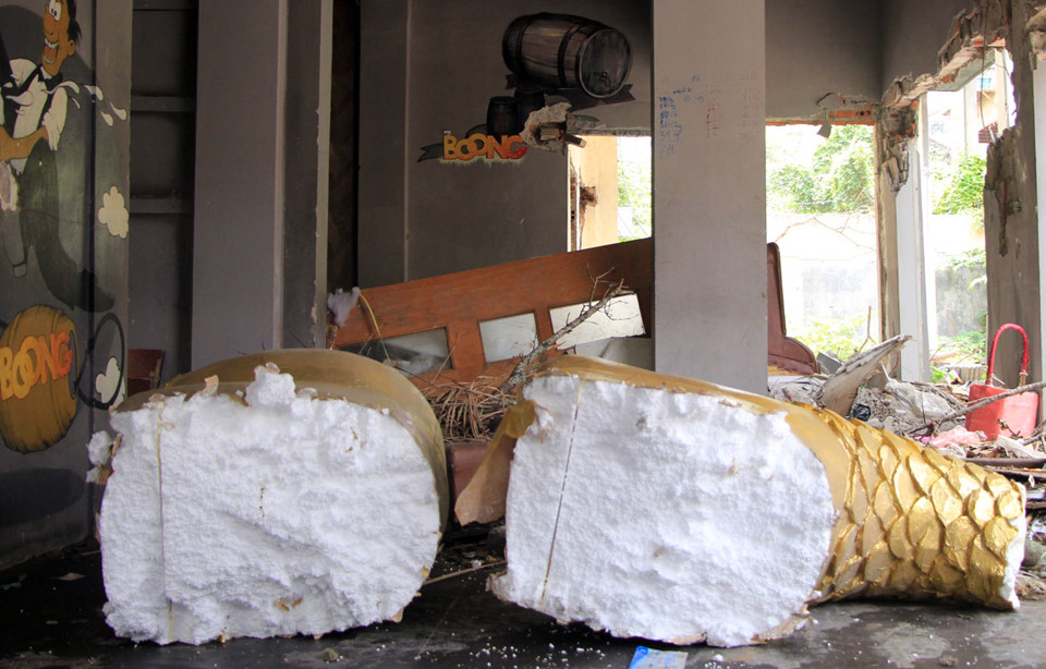 Chung cư mặt phố Hà Nội biến thành bãi tập kết rác thải hôi thối